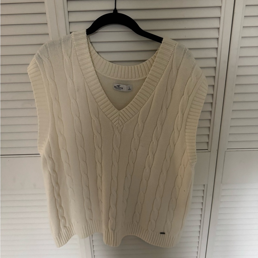 Cable Knit Sleeveless Sweater Vest